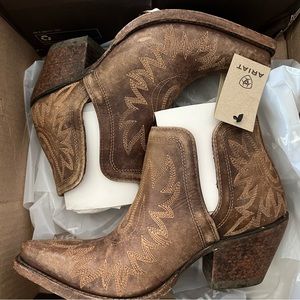 New with box Ariat Dixon ankle boots